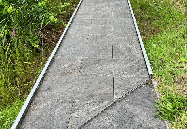 Verlegte Natursteinplatten auf Weg im Außenbereich