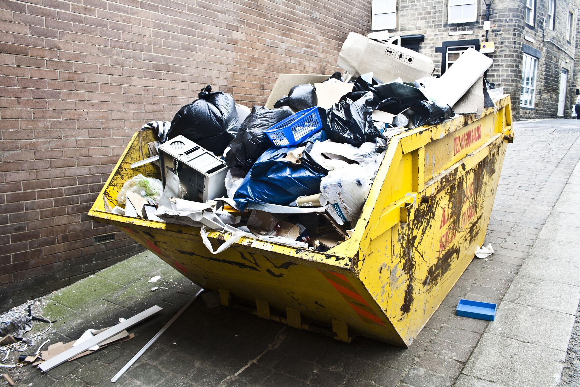 großer gelber Müllcontainer für Entsorgung, voll gefüllt
