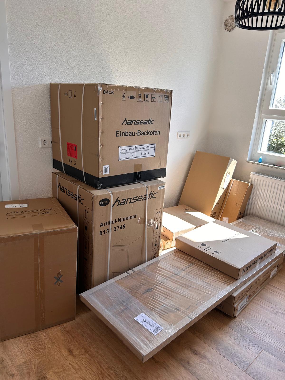 Raum mit vollen Paketen für den Küchenaufbau
